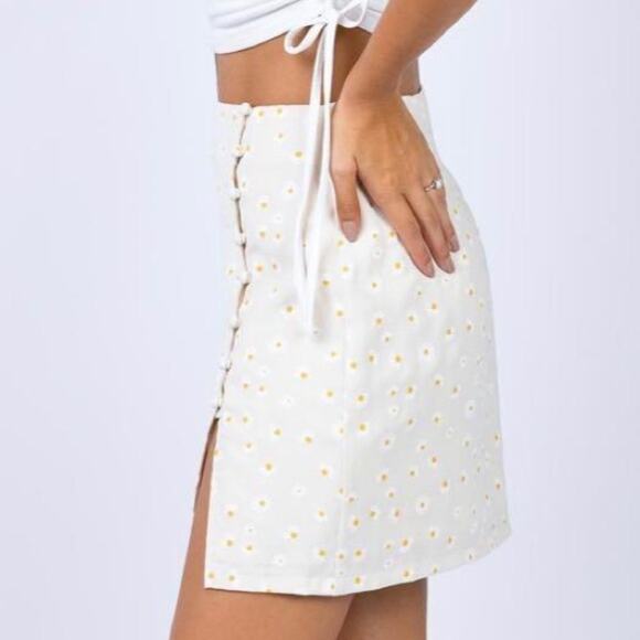 Princess Polly Fernie Mini Skirt in Daisy Floral Print Beige Button Side Sz 10 - Picture 3 of 12